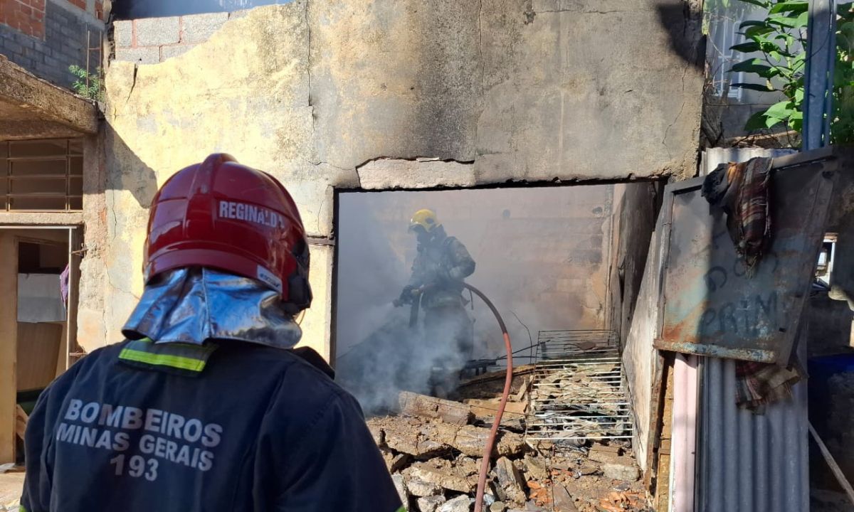 Incêndio causa desabamento de laje e danifica veículos em Juiz de Fora