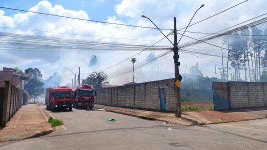 Incêndio começou na manhã desta quinta (12)