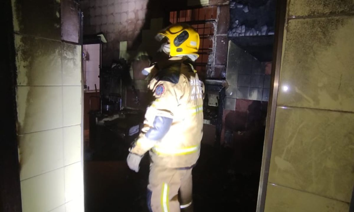 Bombeiros combatem incêndio que destruiu cozinha de casa em Juiz de Fora