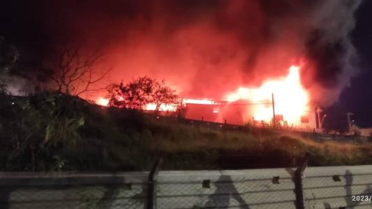 Incêndio de grande proporções atingiu um galpão na Pampulha