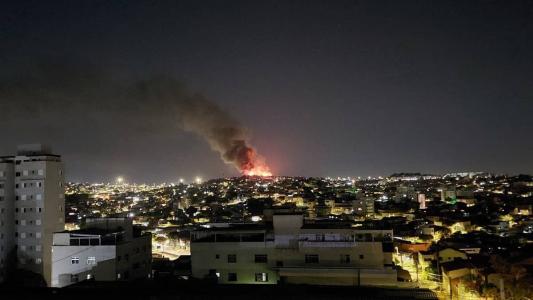 Incêndio de grandes proporções no bairro Cachoeirinha, em Belo Horizonte