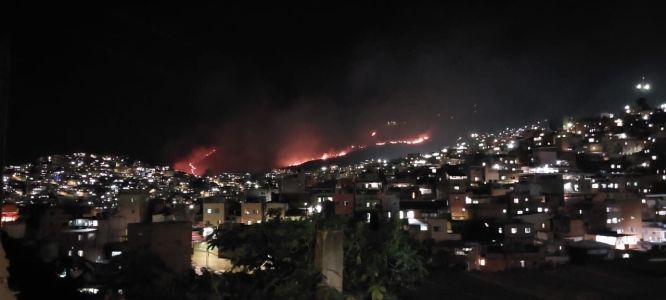 Incêndio de grandes proporções visto do Aglomerado da Serra, em BH