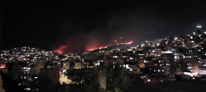 Incêndio de grandes proporções visto do Aglomerado da Serra, em BH
