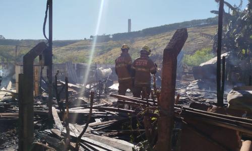 incendio deposito ceciclaveis bairro caicaras - divulgação bombeirosjuizdefora.jpg