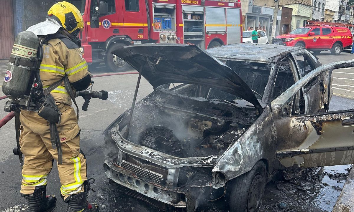 Bombeiros combatem incêndio em veículo no Bairro Santa Terezinha em Juiz de Fora