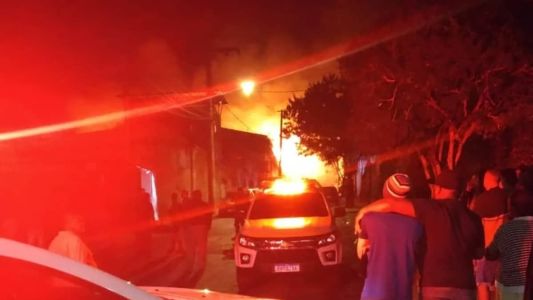 Incêndio destrói galpão no Cachoeirinha
