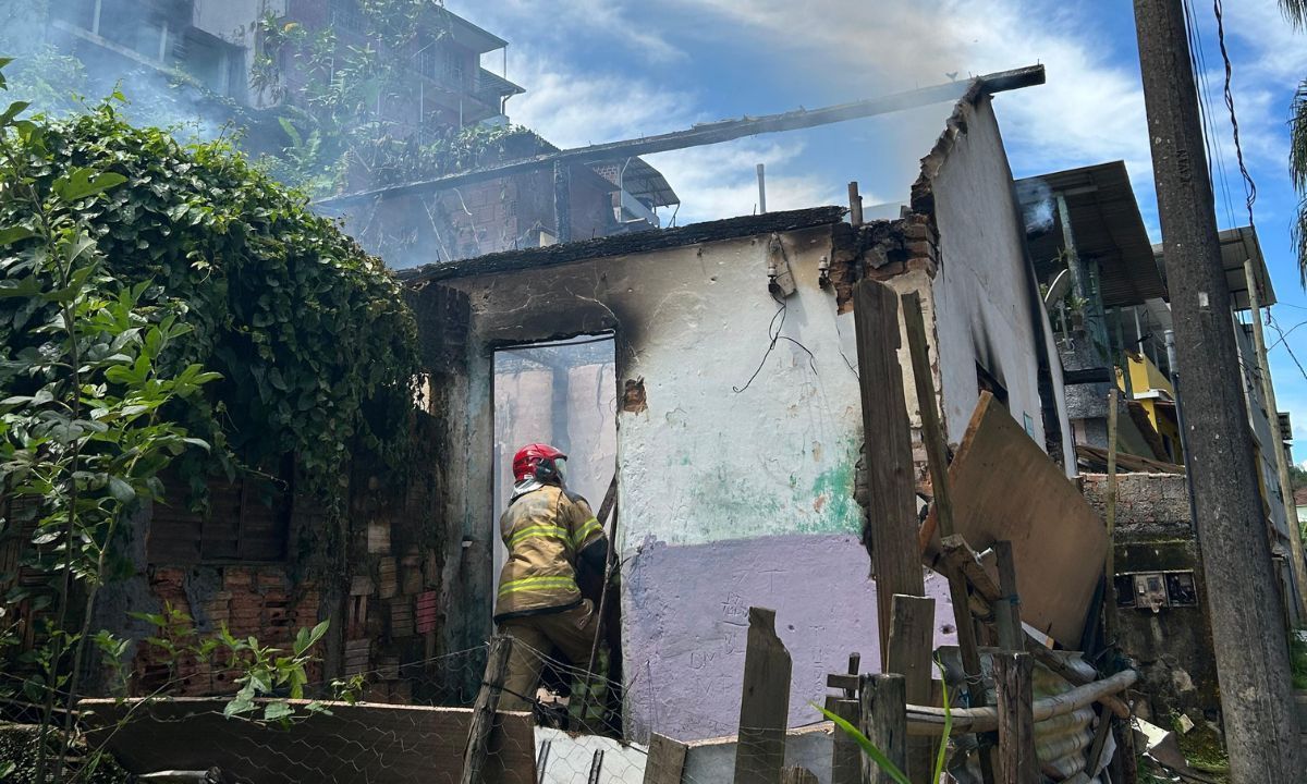 Incêndio destrói telhado de casa abandonada em Santos Dumont (MG)