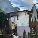 Incêndio destrói telhado de casa abandonada em Santos Dumont (MG)