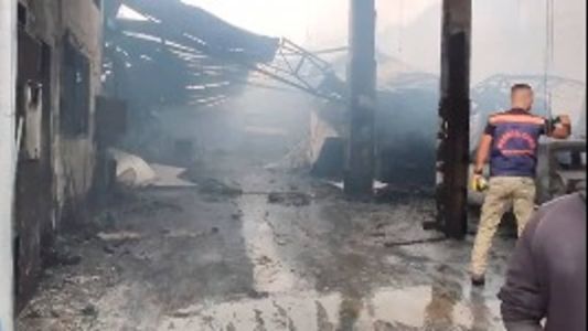 Incêndio destruiu completamente o galpão