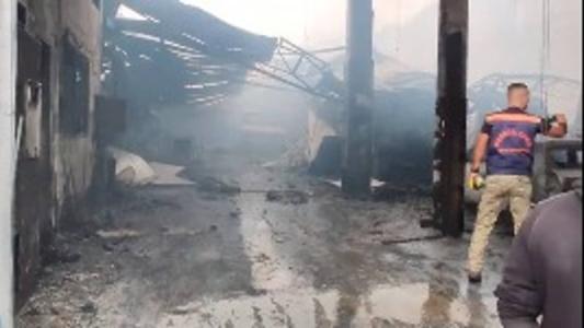 Incêndio destruiu completamente o galpão