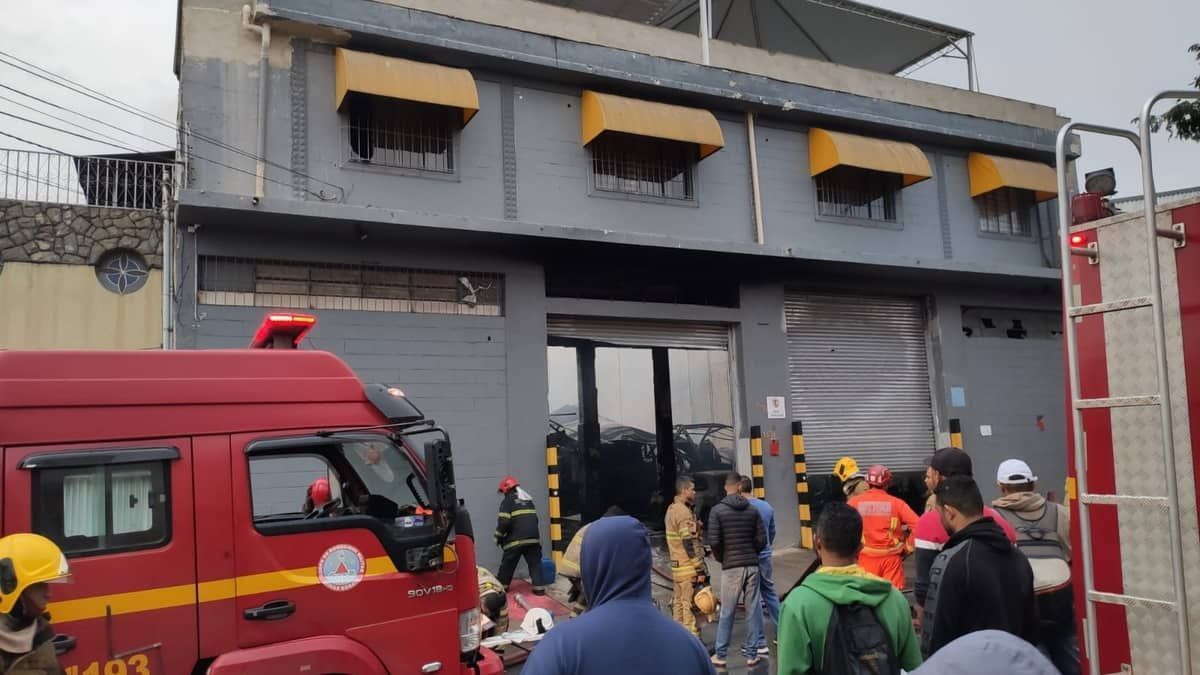 Incêndio atinge galpão e destrói vários veículos na Pampulha, em Belo Horizonte