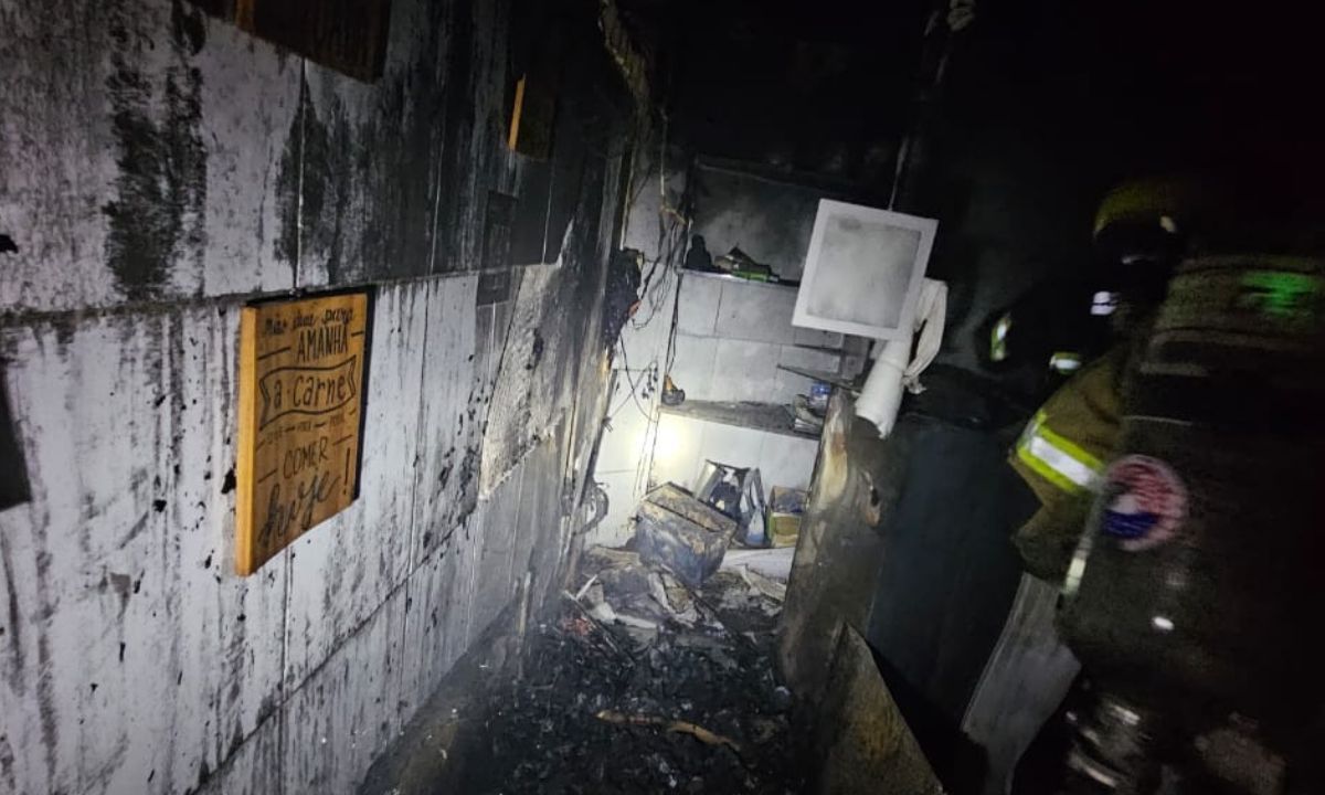 Bombeiros controlam incêndio em açougue no Centro de Juiz de Fora