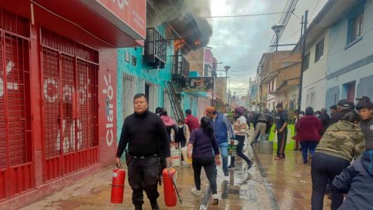 Incêndio em um bar de karaokê na cidade de Huancané, província de Puno, no Peru, deixou dez universitários mortos e outros três gravemente feridos
