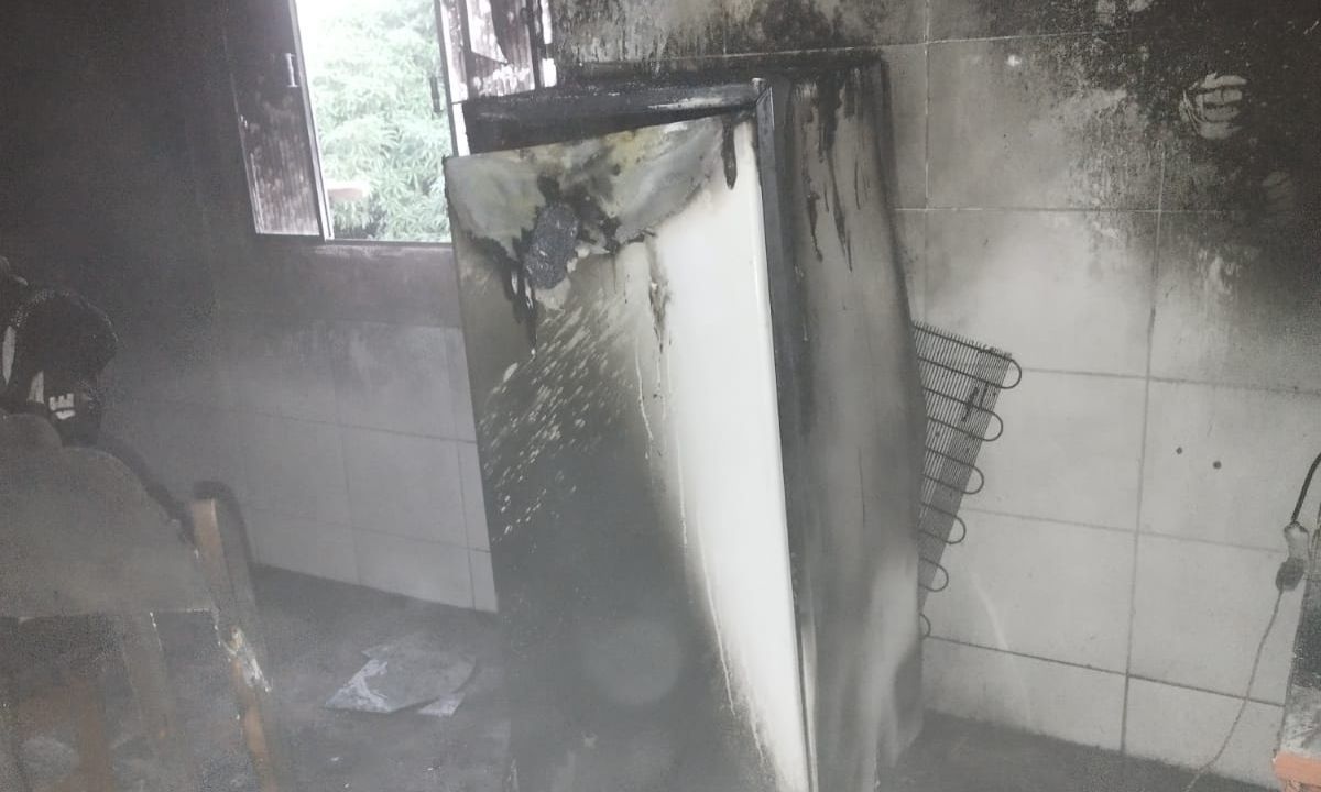 Bombeiros combatem princípio de incêndio em casa em Juiz de Fora