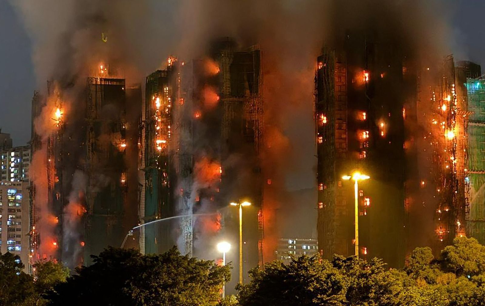 Incêndio em complexo residencial de Hong Kong deixa ao menos quatro mortos e vários feridos