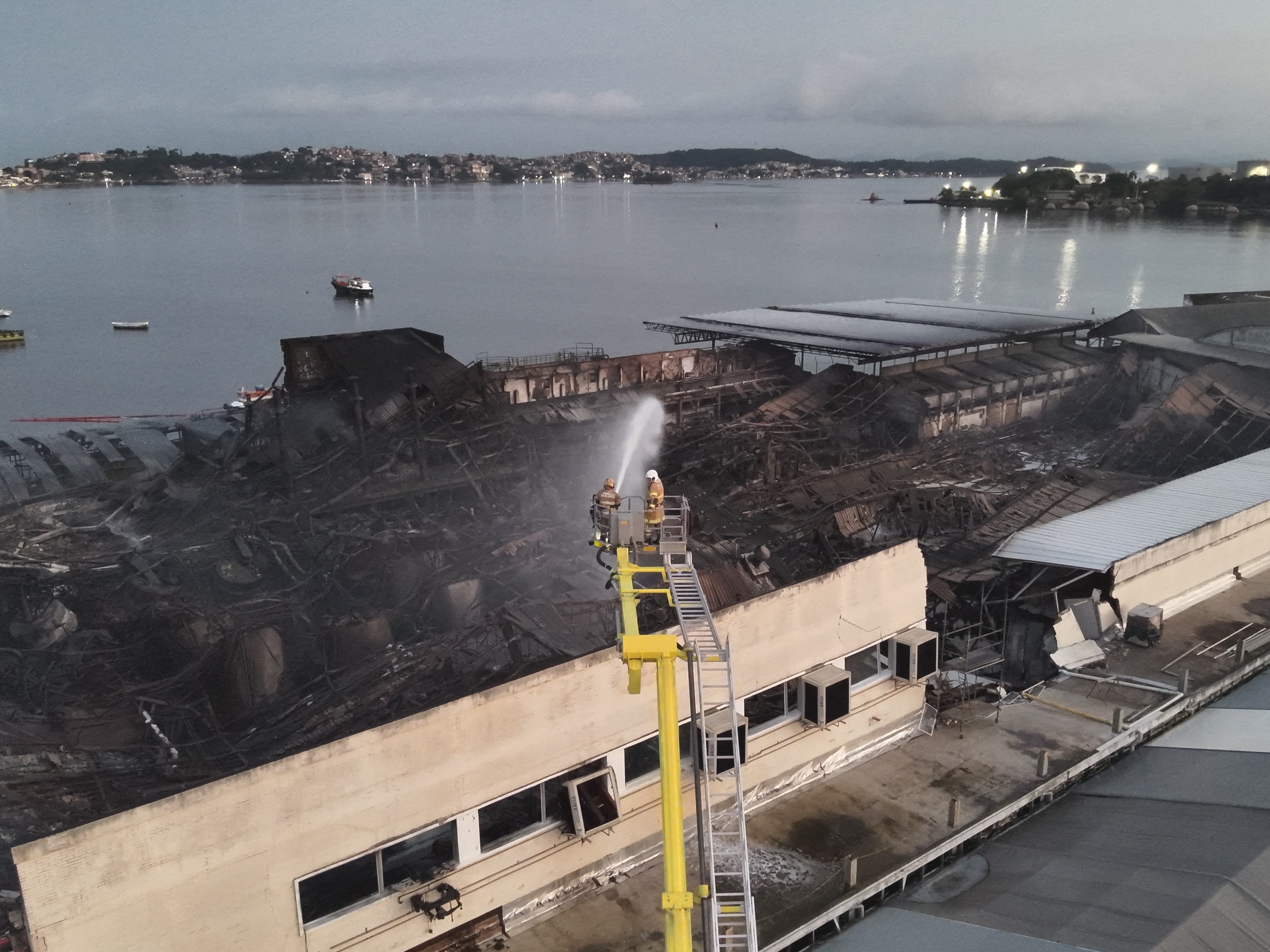 Incêndio em fábrica de óleo no RJ é controlado após 28 horas de trabalho dos bombeiros