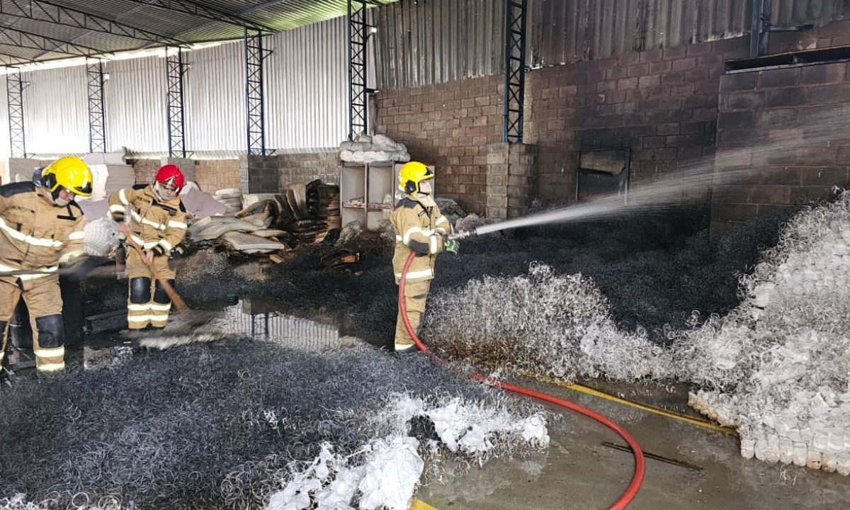 Incêndio atingiu galpão de fábrica de molas em Ubá nesta segunda (20)