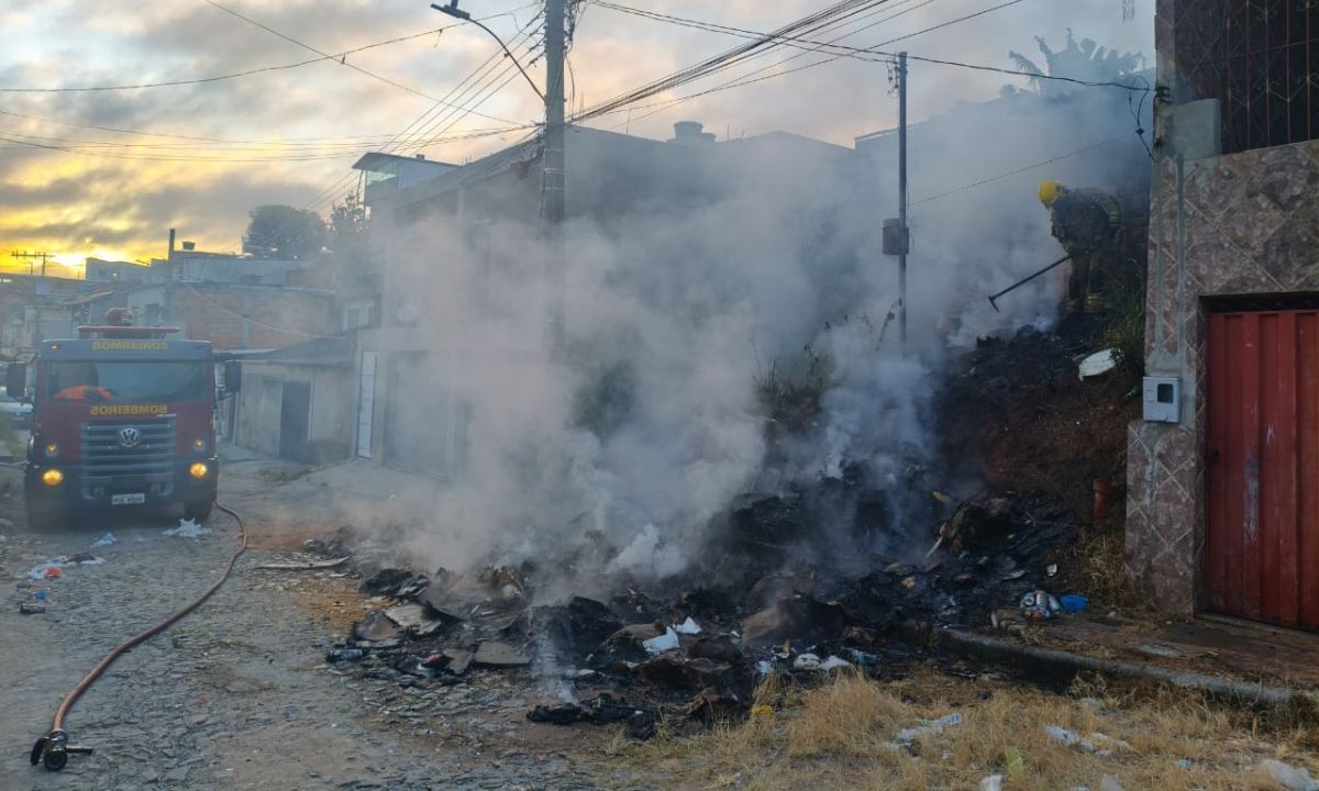 Incêndio em amontoado de lixo ameaça casa em Barbacena (MG)