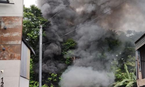 incendio em pneus usados como contenção no Bairro Santa Cruz