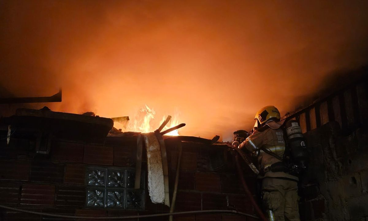 Incêndio destrói prédio industrial clandestino em Ubá, na Zona da Mata