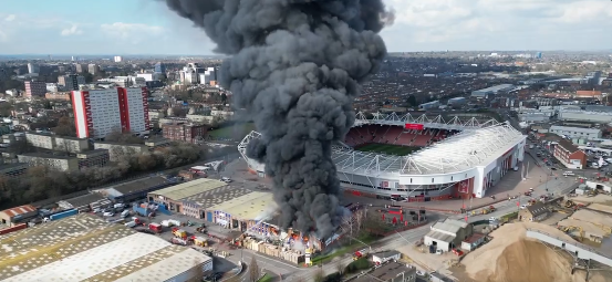 Vídeo: incêndio atinge prédio ao lado de estádio na Inglaterra; partida é adiada