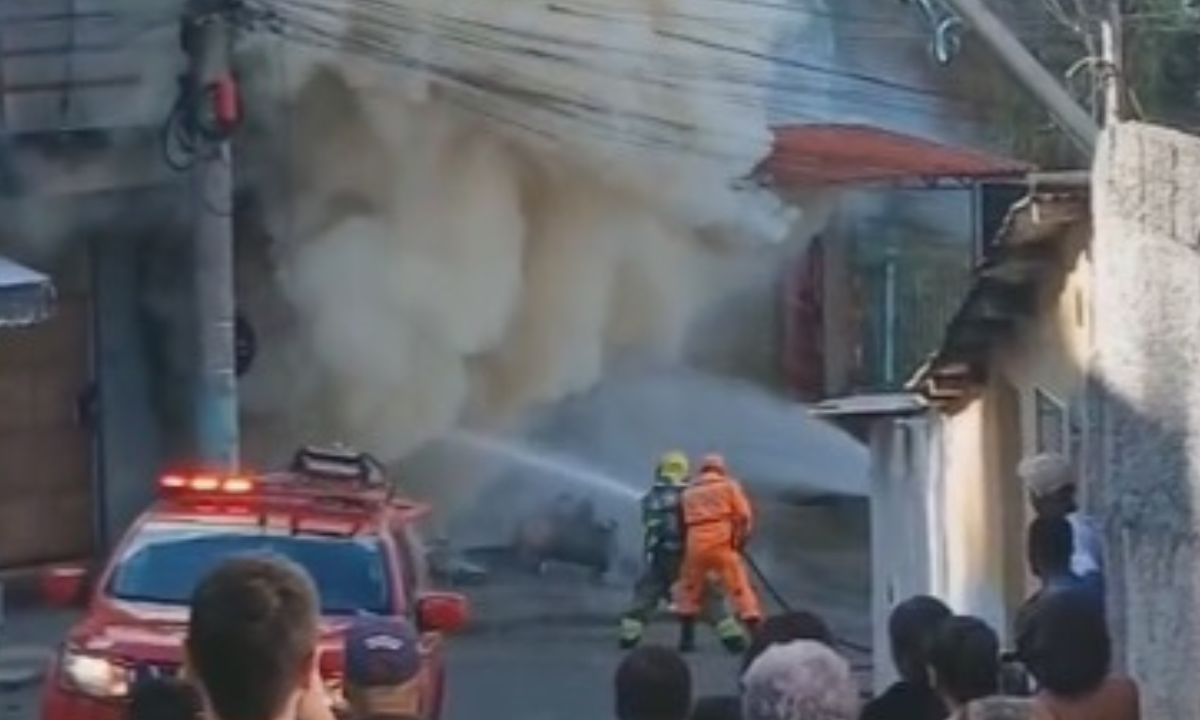 Bombeiros combatem incêndio em loja de estofados em Juiz de Fora