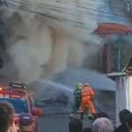 Bombeiros combatem incêndio em loja de estofados em Juiz de Fora