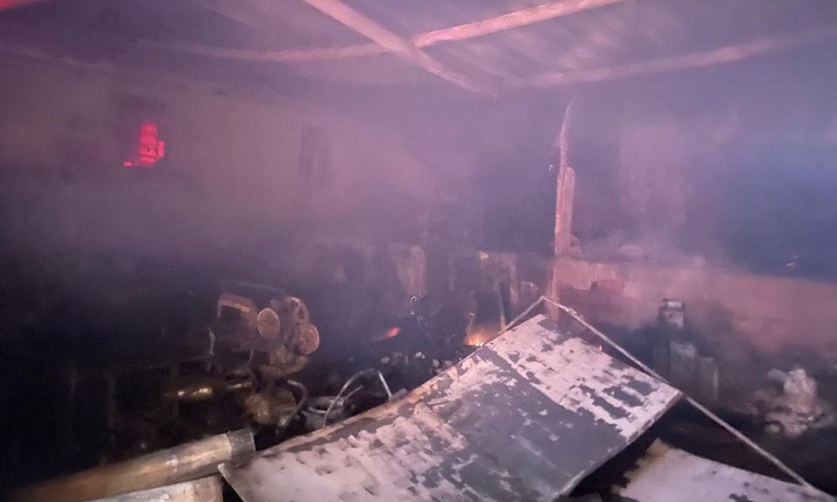 Incêndio destroi fábrica após curto circuito causado por ventos fortes em Bicas (MG)