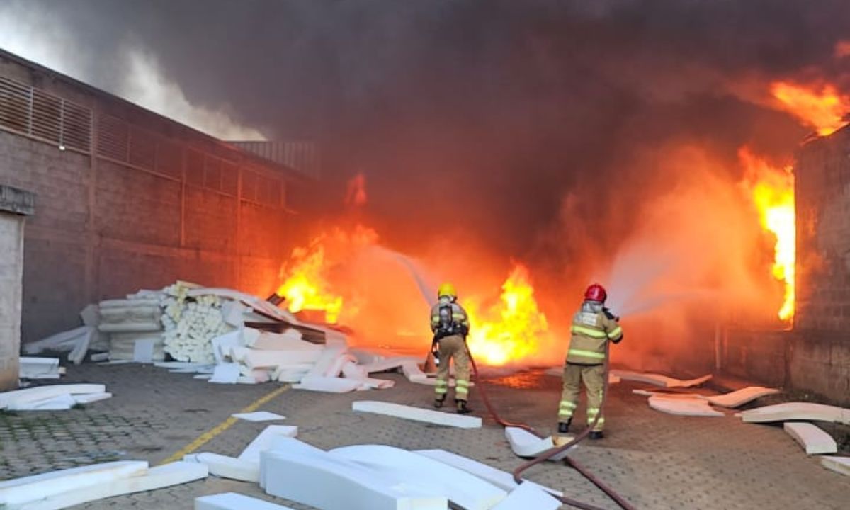 Incêndio de grandes proporções em fábrica mobiliza Bombeiros em Ubá (MG)