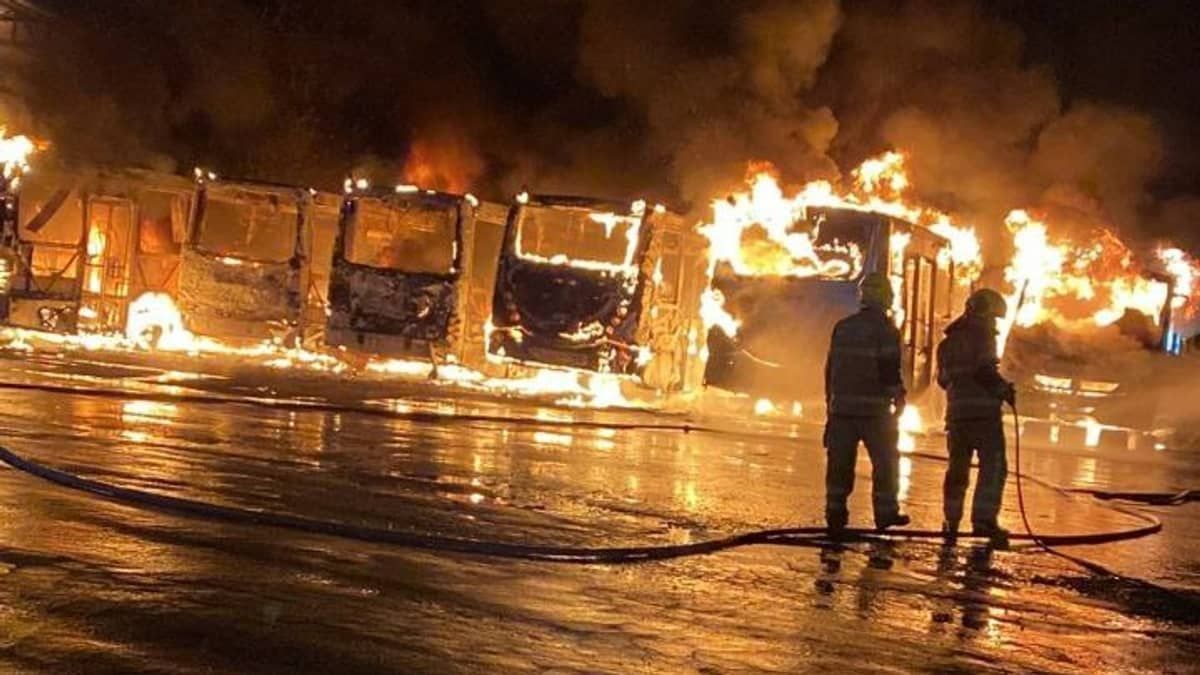 Vídeo: ônibus e micro-ônibus pegam fogo em garagem no interior de Minas  