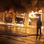 Vídeo: ônibus e micro-ônibus pegam fogo em garagem no interior de Minas  