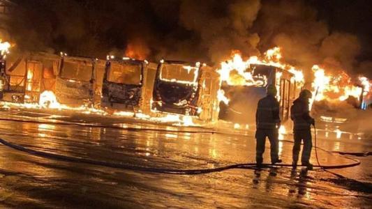 Incêndio foi na garagem de ônibus da Viação Ubá. As causas do incêndio serão investigadas