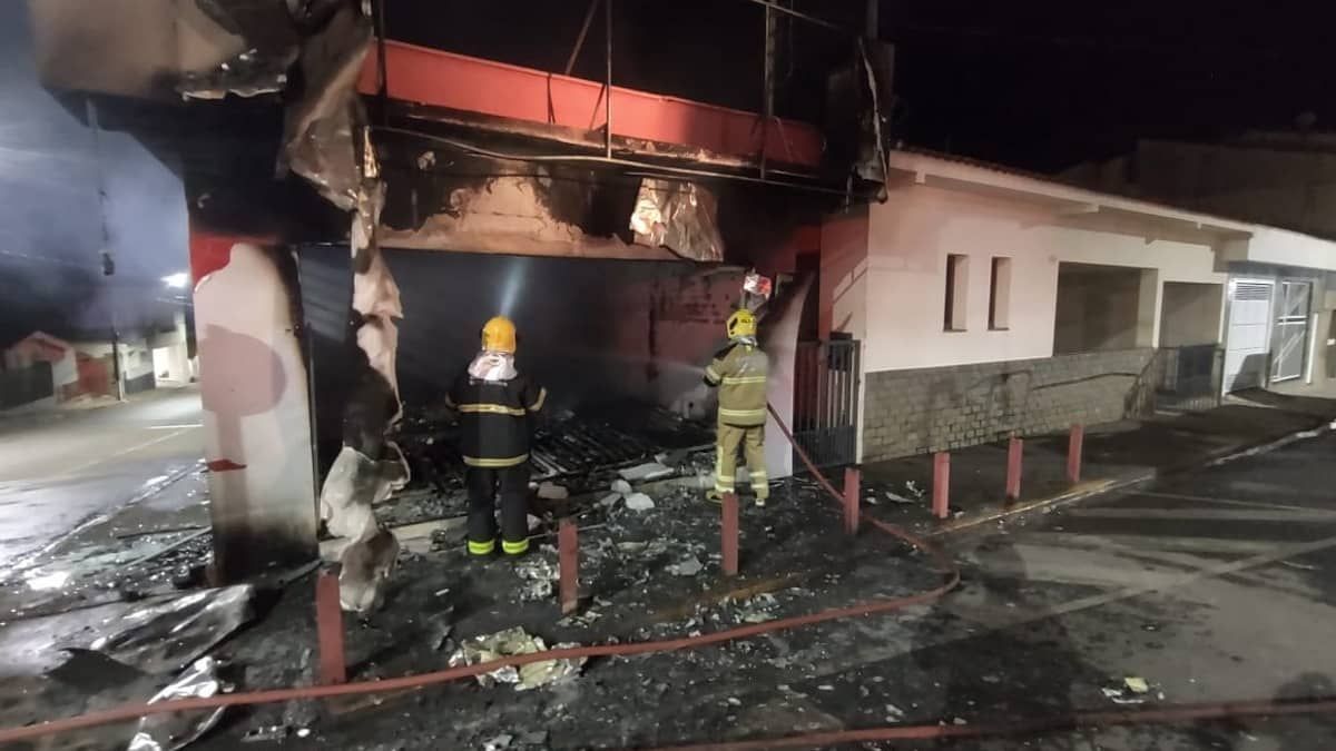 Loja de brinquedos pega fogo e fica destruída no interior de Minas  