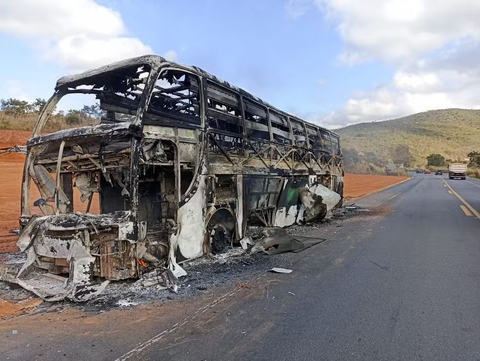 Ônibus fica totalmente destruído após incêndio na BR-251 em Fruta de Leite