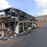 Ônibus fica totalmente destruído após incêndio na BR-251 em Fruta de Leite