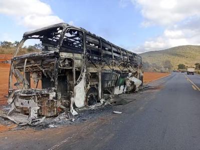 Veículo ficou totalmente destruído em aproximademente 30 minutos
