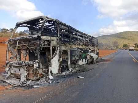 Veículo ficou totalmente destruído em aproximademente 30 minutos