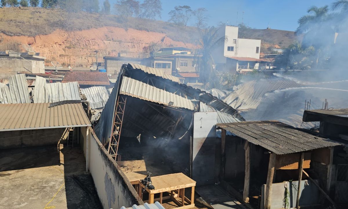Incêndio destrói galpão de fábrica de estofados em Rodeiro (MG)