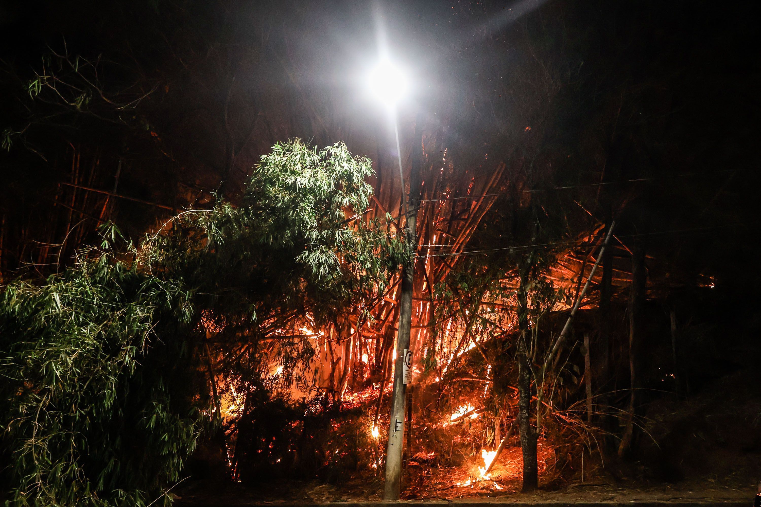 Incêndio atinge mata próxima ao Mineirinho antes do duelo entre Atlético e Fluminense