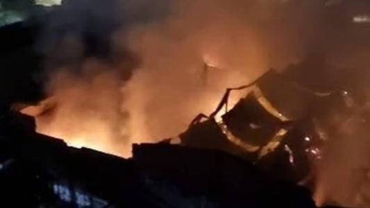 Incêndio mobiliza bombeiros há 18 horas