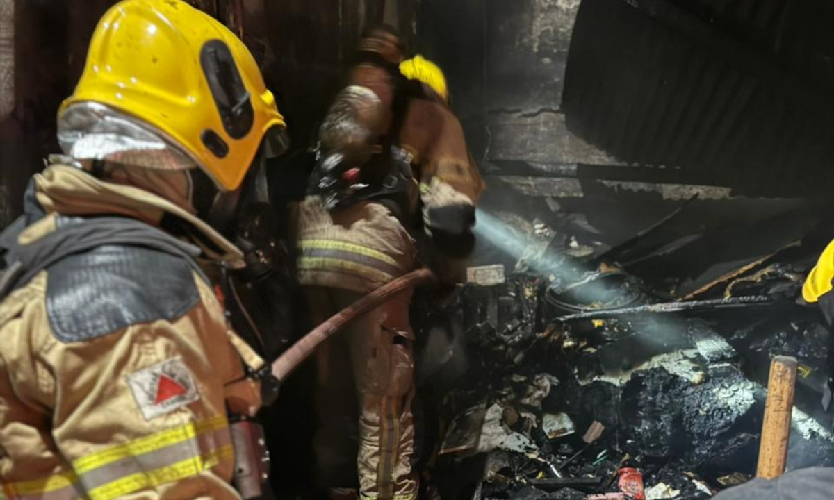 Garagem adaptada para moradia sofre incêndio em juiz de fora