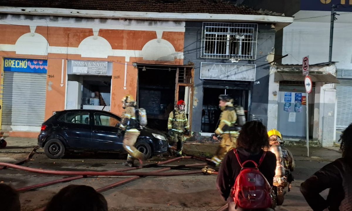 Incêndio de grandes proporções em prédio comercial deixa vítima em JF