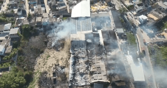Incêndio em fábrica de colchões no Rio de Janeiro