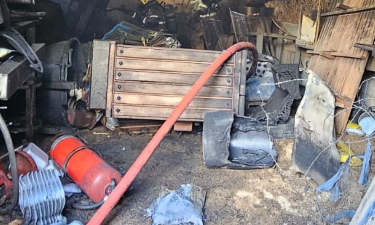 Incêndio destrói sótão de oficina mecânica em Juiz de Fora
