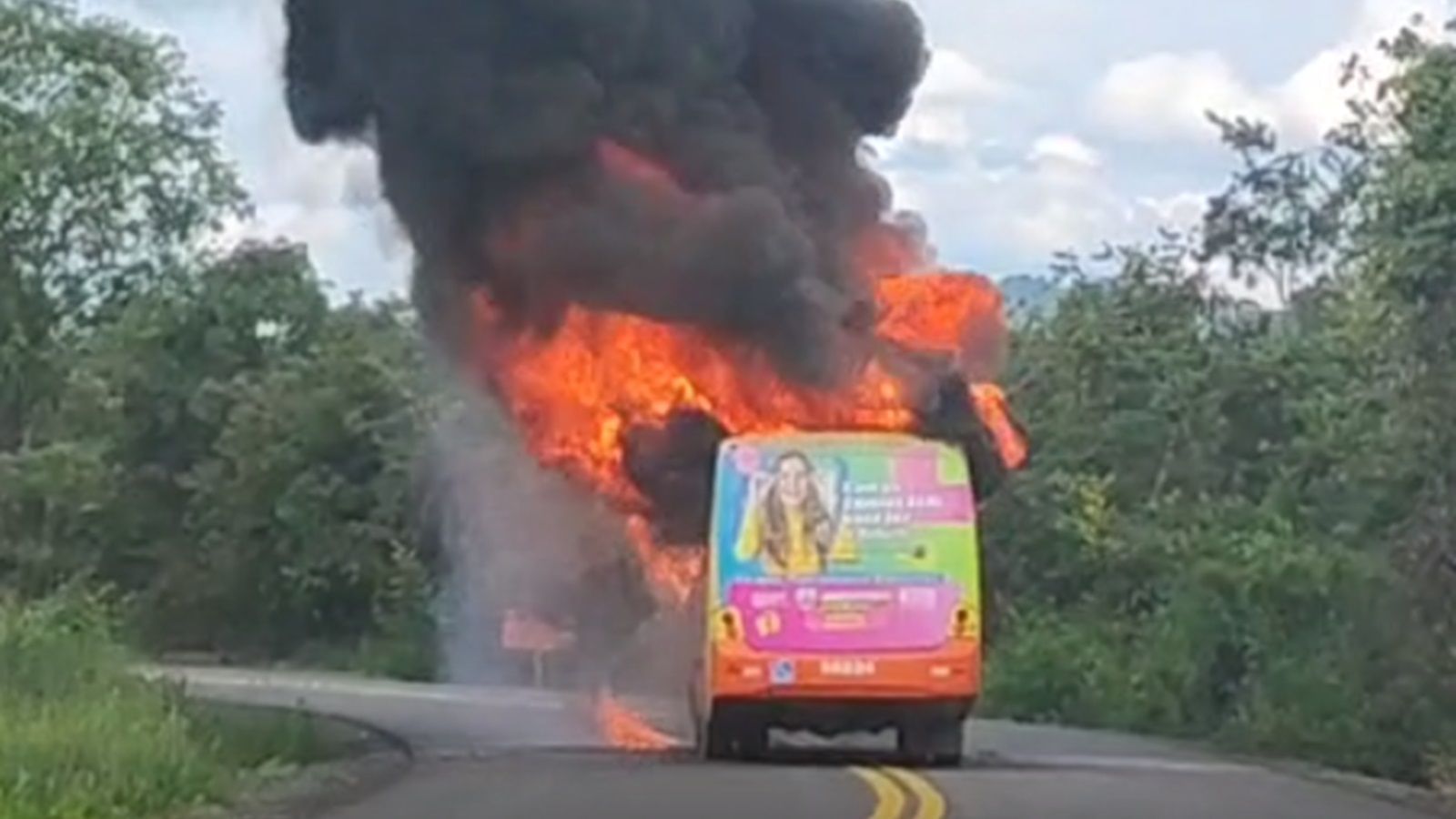 Irmãos mortos por PM na Grande BH: protesto tem ônibus queimado e um baleado