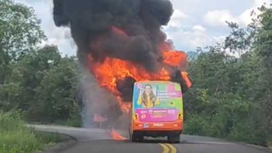 Foto mostra ônibus incendiado em Esmeraldas, na Grande BH