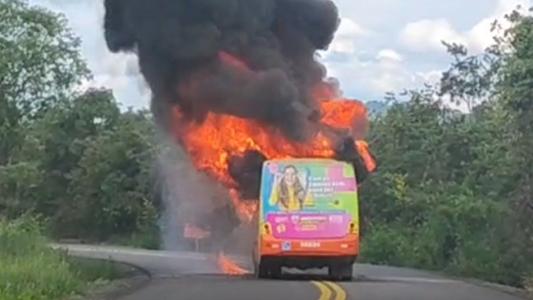 Foto mostra ônibus incendiado em Esmeraldas, na Grande BH