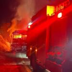 Incêndio destrói ônibus com quase 30 passageiros em Muriaé (MG)