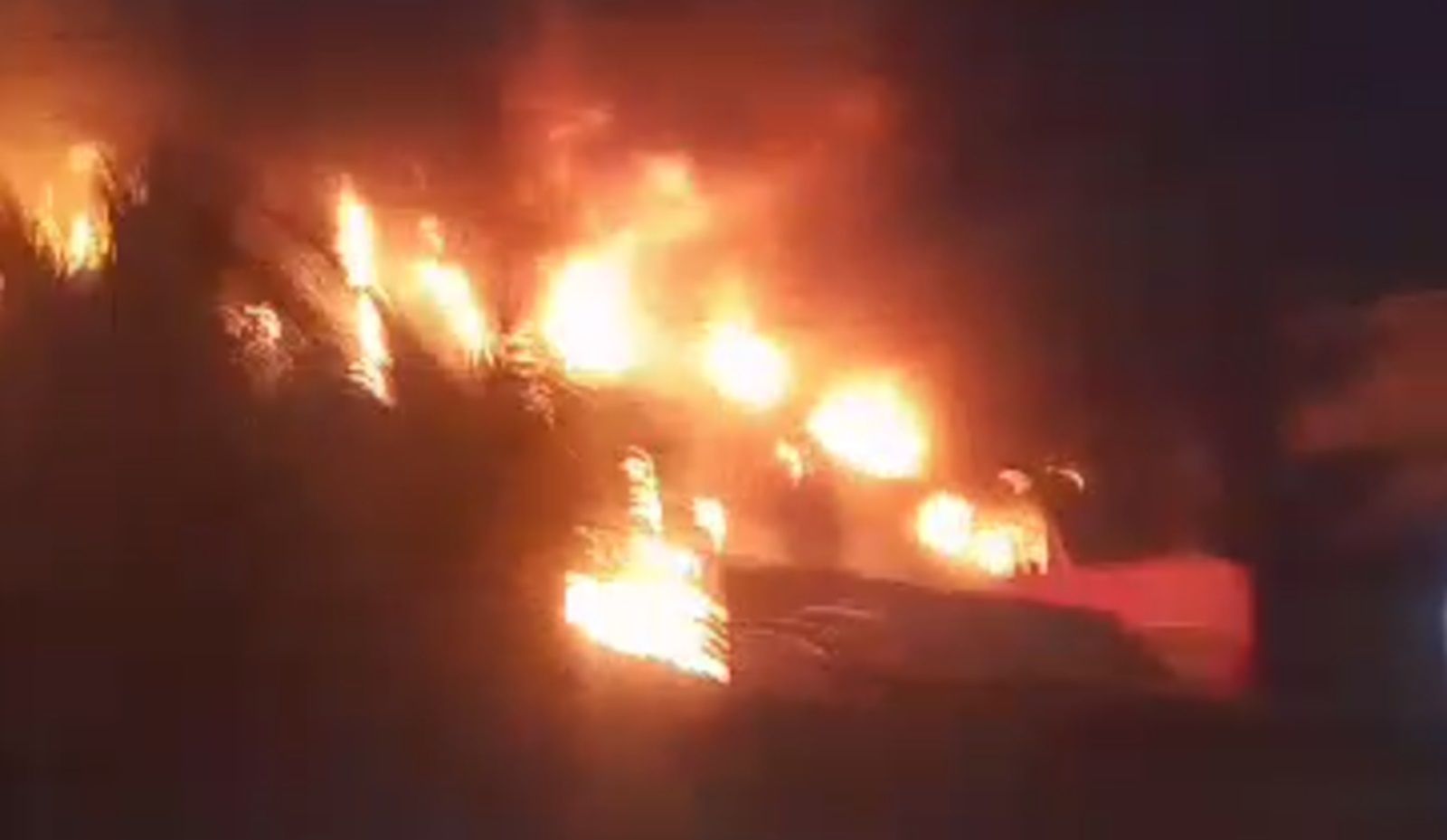 Vídeo: incêndio atinge telhado de plástico e destrói casa no Padre Eustáquio, em BH