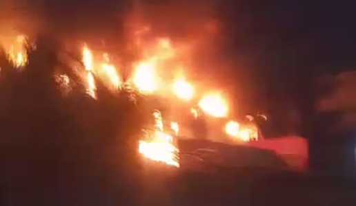 Foto mostra incêndio em residência do bairro Padre Eustáquio, em Belo Horizonte